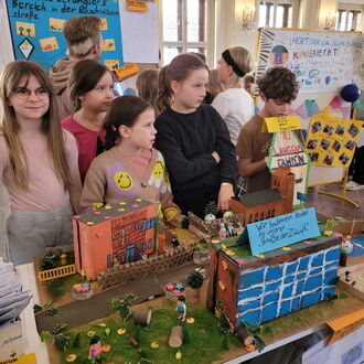 Projekt Rauskommen! 2021: „NAUMZI‘s PartiZirkussion – Kinder gestalten Zukunft für Kinder“